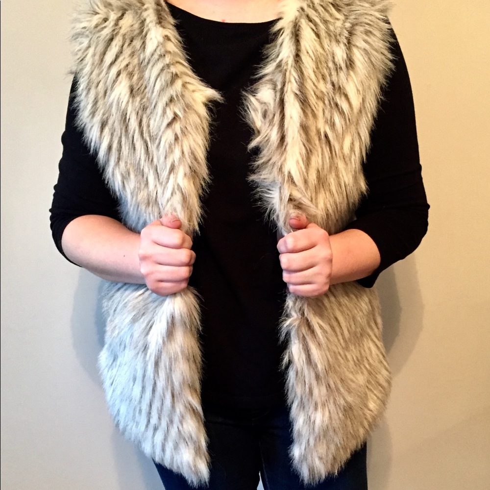 Faux fur vest with pockets! Fits most sizes!